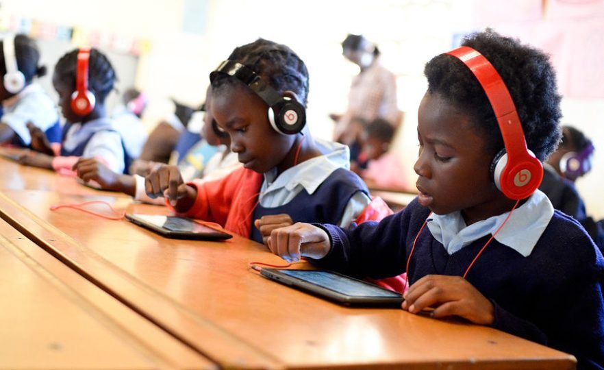 Children-playing-with-GG-tablets-in-Lusaka-2013-Picture-credit-Karri-Pekka