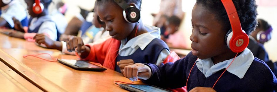 Children-playing-with-GG-tablets-in-Lusaka-2013-Picture-credit-Karri-Pekka